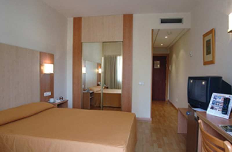 Ilunion Romareda Hotel Zaragoza Szoba fotó